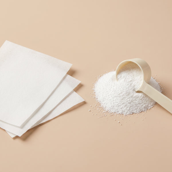 Texture : feuilles de lessive et poudre Oxi White avec cuillère doseuse
