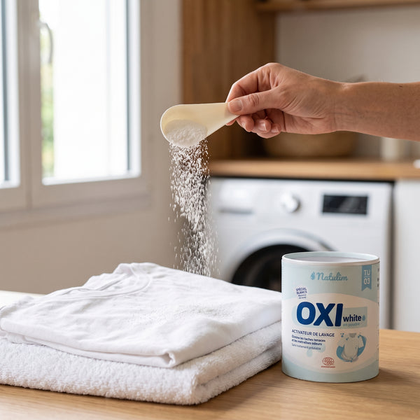 Mode d'emploi : saupoudrer l'Oxi White sur le linge blanc avant lavage